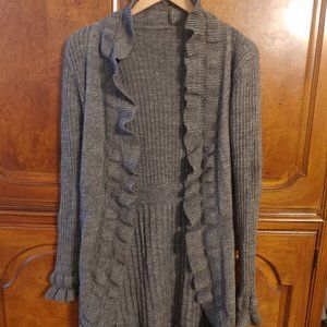 Gray cardigan ruffle seater